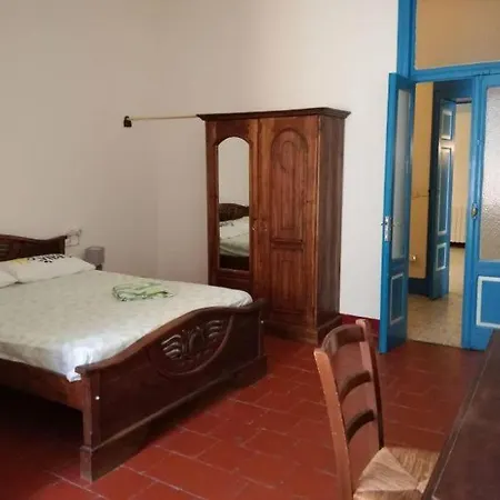 Ampia Stanza Con Bagno Privato, Centro Habitación en casa particular Sassari